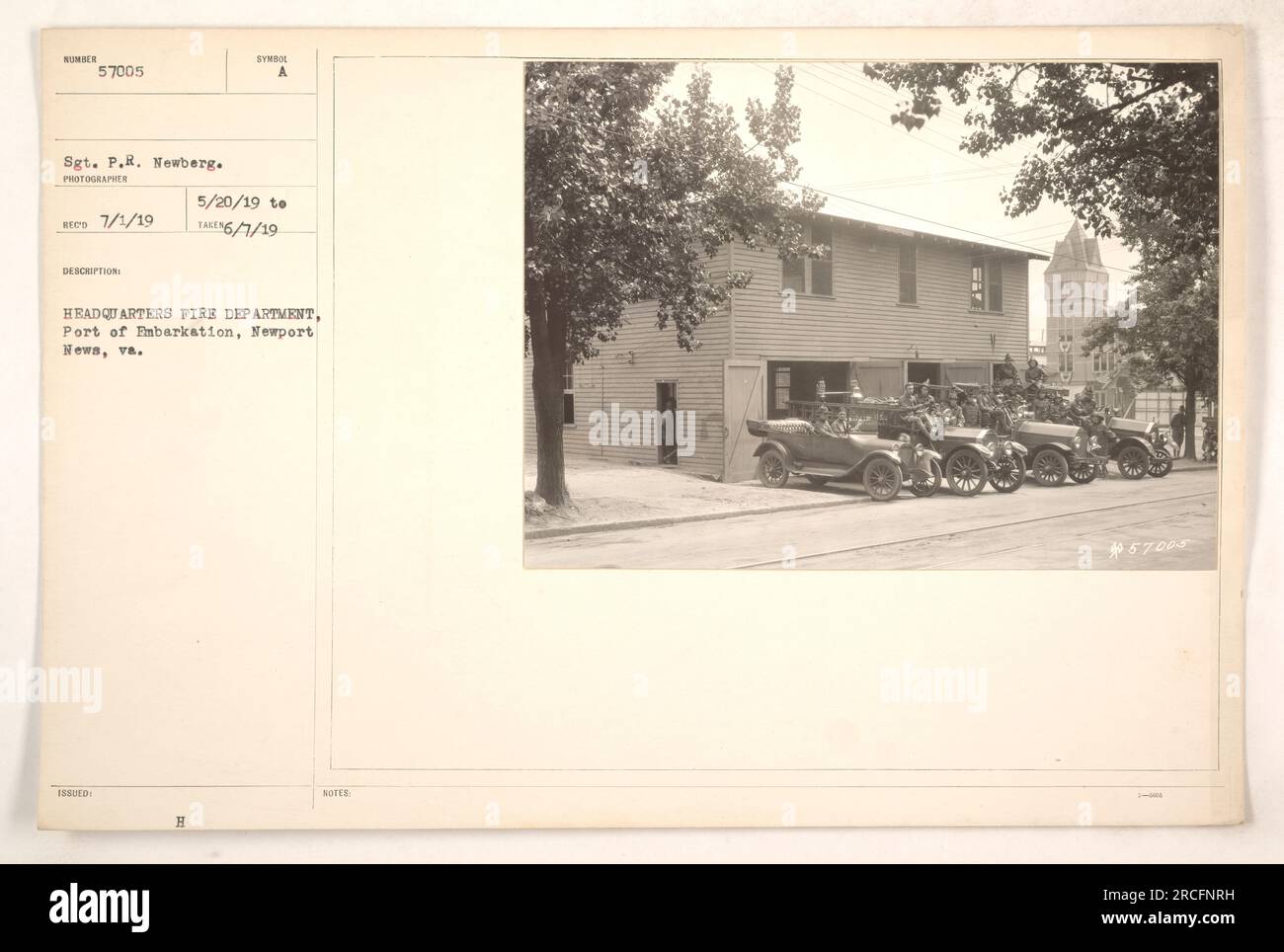 P.R. Sgt Newberg del quartier generale dei Vigili del fuoco del porto di imbarco a Newport News, va, è raffigurato in questa fotografia scattata il 1° luglio 1919. La foto è stata scattata dal fotografo Ateo. La descrizione sulla foto indica che è stata emessa con il simbolo A, e l'intervallo di date per la fotografia va dal 20 maggio al 7 giugno 1919. Le note indicano che la fotografia è etichettata come 57005 e presenta uno sfondo nero. Foto Stock