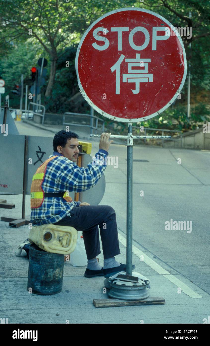 I lavoratori controllano una strada in un cantiere su una strada nel centro della città di Hong Kong nella città di Hong Kong. Cina, Hong Kong, maggio Foto Stock
