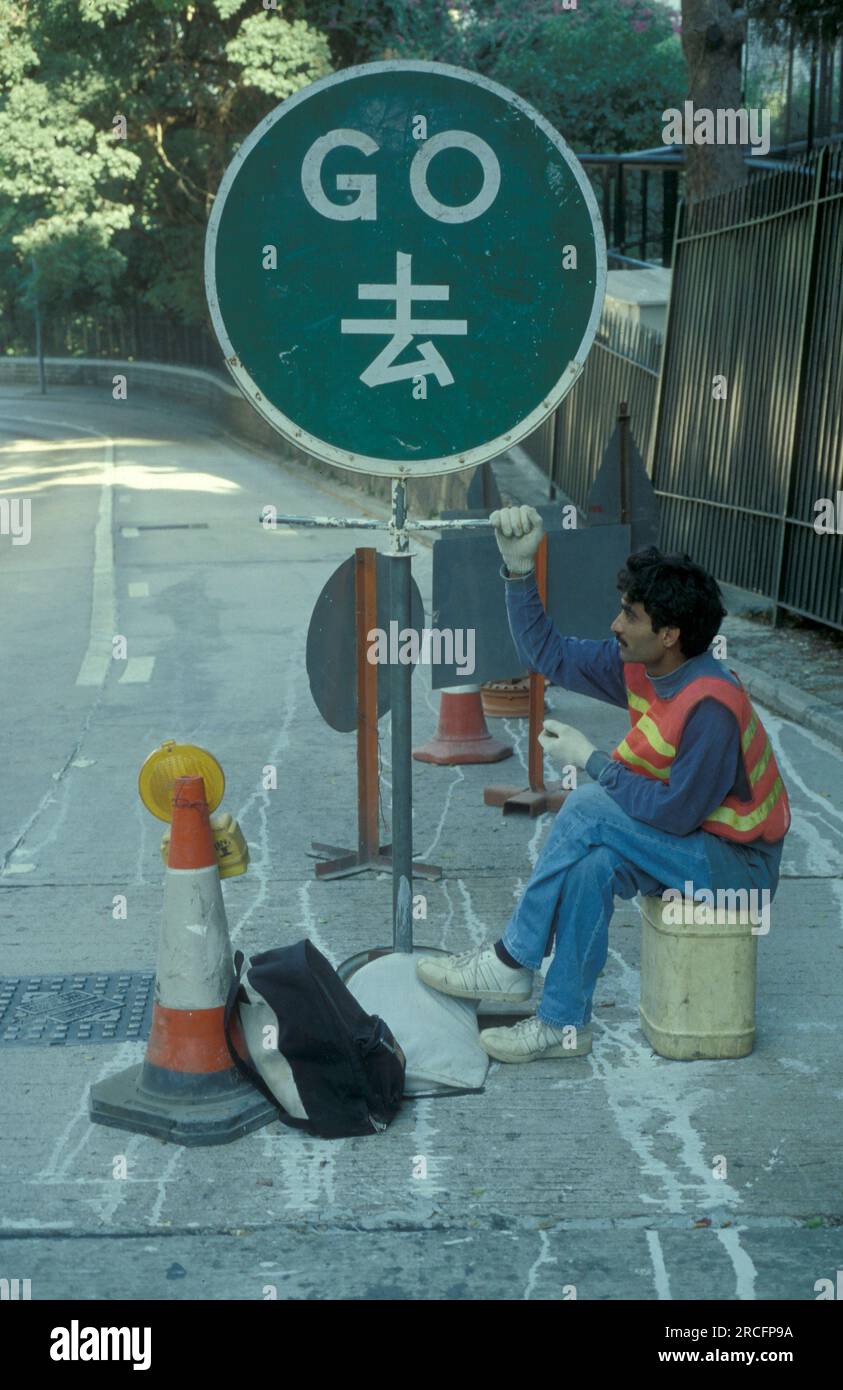 I lavoratori controllano una strada in un cantiere su una strada nel centro della città di Hong Kong nella città di Hong Kong. Cina, Hong Kong, maggio Foto Stock