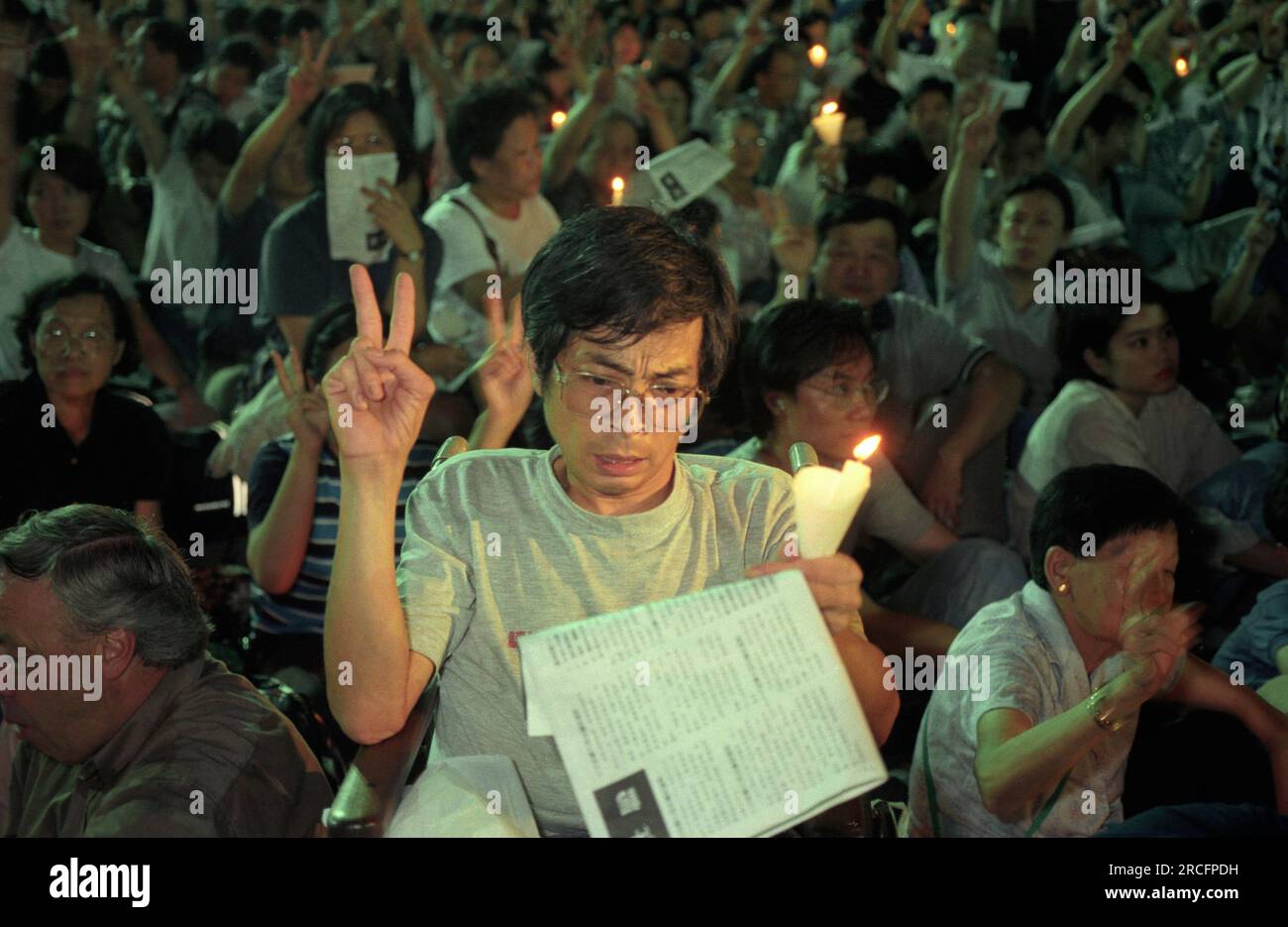 Martin Lee e attivisti a favore della democrazia nell'anniversario del massacro di Pechino in Piazza Tienanmen in Cina nel 1989 nella città di Hong Kong Foto Stock