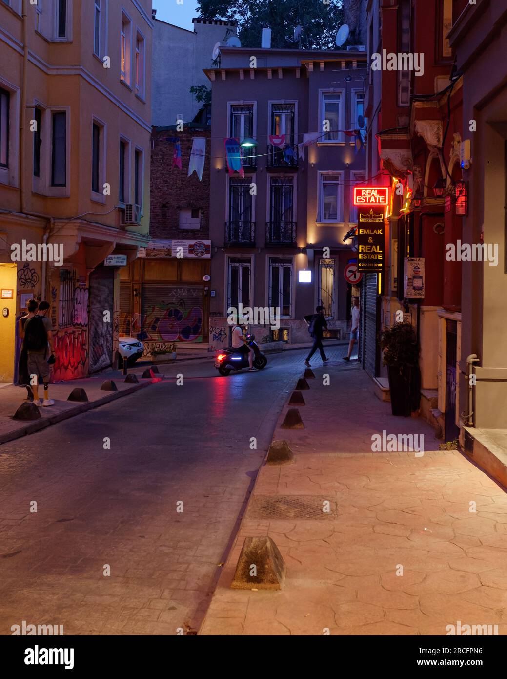 Istanbul Street di notte con pedoni e un autista di scooter. Turchia Foto Stock