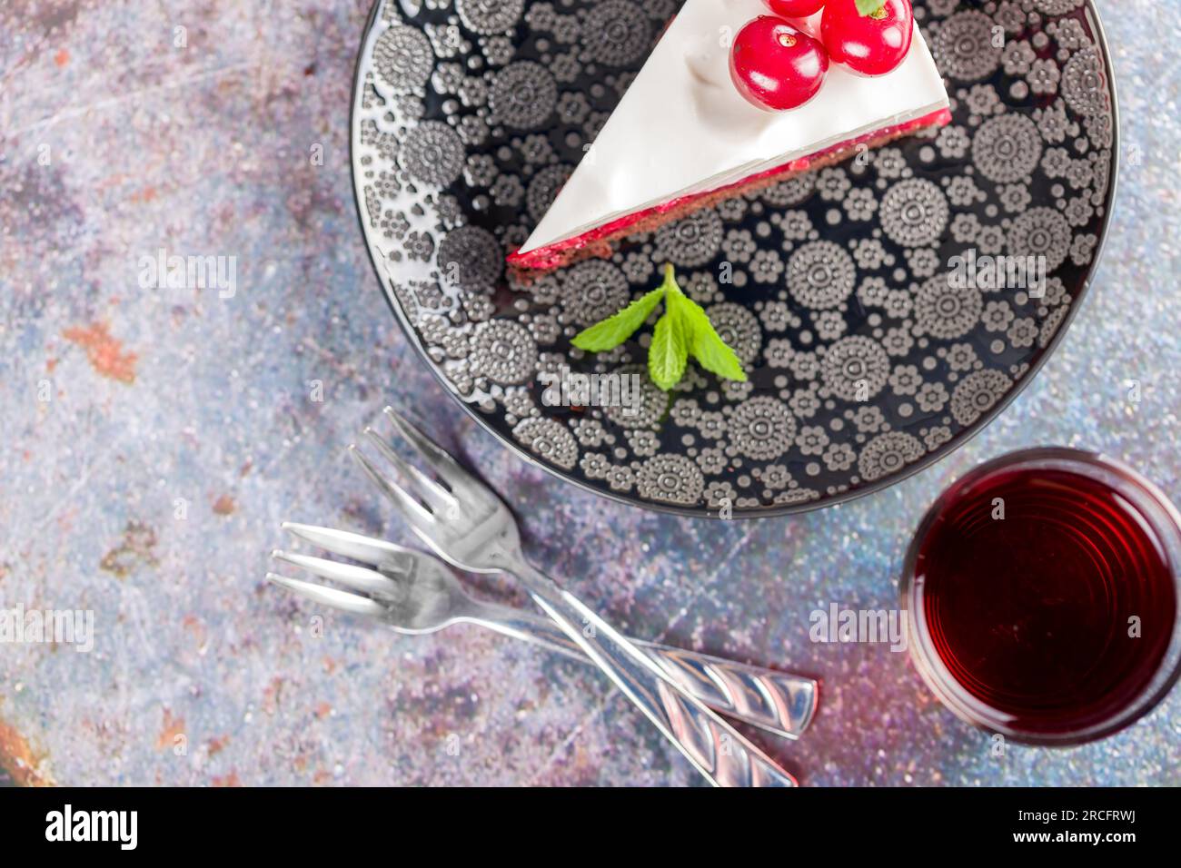 Torta di ciliegie. Cheesecake freddo con gelatina di ciliegia decorata con ciliegie fresche. Vista dall'alto Foto Stock