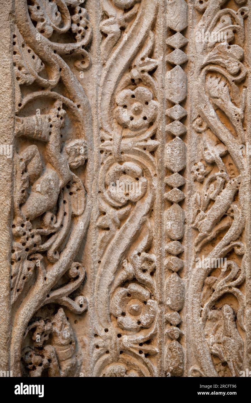 splendidi intagli in pietra e dettagli intricati scolpiti nella pietra sulle rovine romane del palazzo dei diocleziani a grad split, croazia. Foto Stock