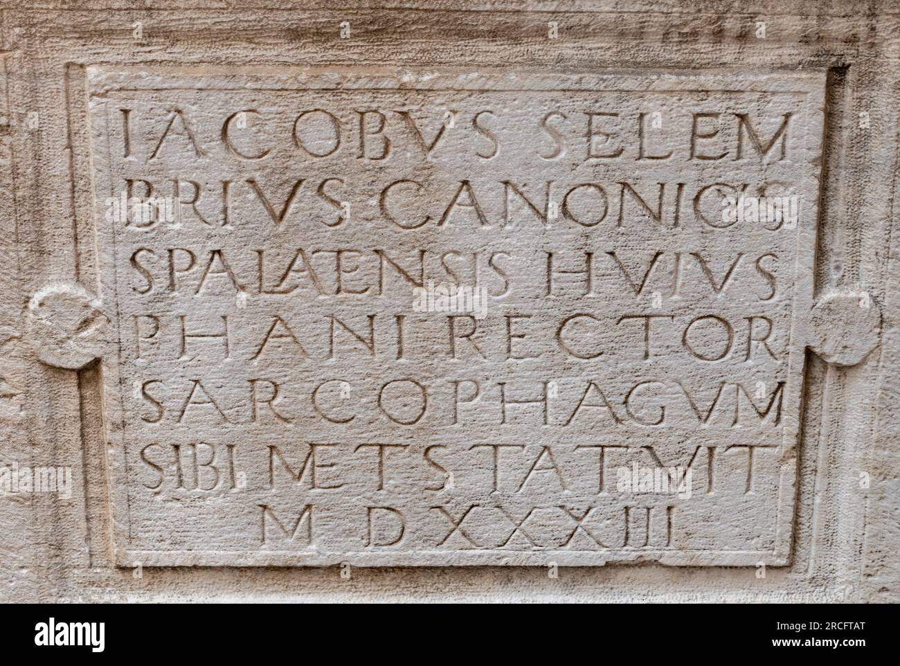 scrittura latina su una pietra in un muro nella città vecchia di grad split, palazzo dei diocleziani nella città vecchia di split, croazia. Foto Stock