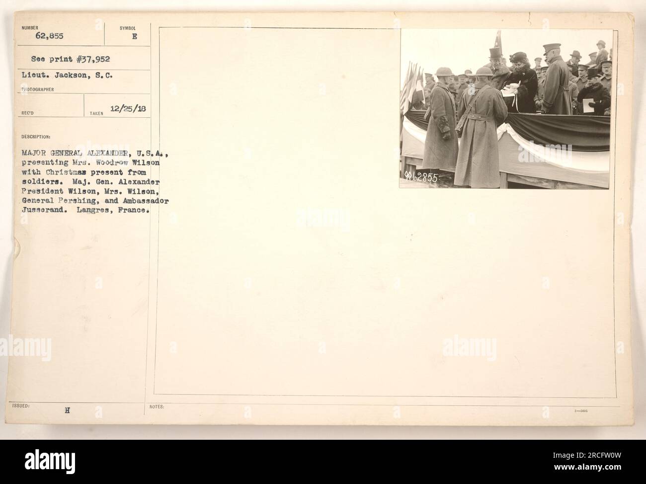 Il maggiore generale Alexander presenta alla signora Woodrow Wilson un regalo di Natale dai soldati di Langres, alta Marna, Francia. La foto include il presidente Wilson, il generale Pershing e l'ambasciatore Jusserand. Presa il 25 dicembre 1918. Foto Stock