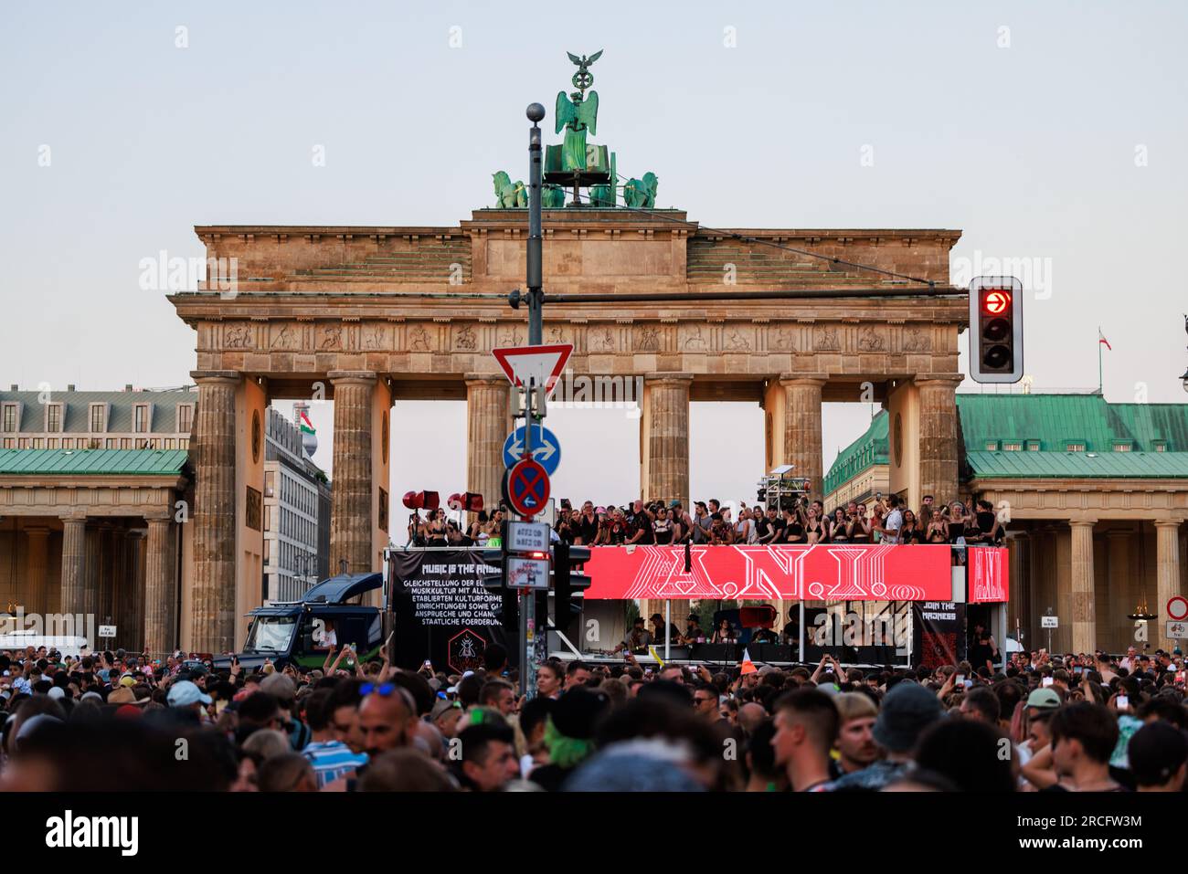 Berlino, Berlino/Germania - 08 luglio 2023: Rave the Planet Parade a Berlino. Rave the Planet è un festival di musica dance elettronica e technoparade. Foto Stock