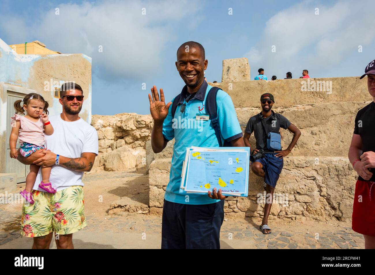 Guida turistica di Paulo the TUI, che conduce un gruppo di turisti, Boa Vista, Capo Verde, Africa Foto Stock
