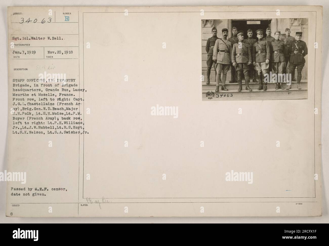 Didascalia: 'Ufficiali di stato maggiore della 176a Brigata di fanteria di fronte al quartier generale della Brigata a Lucey, Francia durante la prima guerra mondiale. Prima fila (da sinistra a destra): Capitano J.G. L. Chastellaine (esercito francese), Brig. Gen. W. D. Beach, maggiore H.H. Polk, tenente S.H. Moise, tenente P.M. Boyer (esercito francese); fila posteriore (da sinistra a destra): Tenente P.H. Williams Jr., tenente J.W. Hubbell, tenente R.S. Hoyt, tenente S.K. Nelson, tenente SA Swisher Jr. Fotografia scattata il 7 gennaio 1919 e passata da A.E.F. censor." Foto Stock