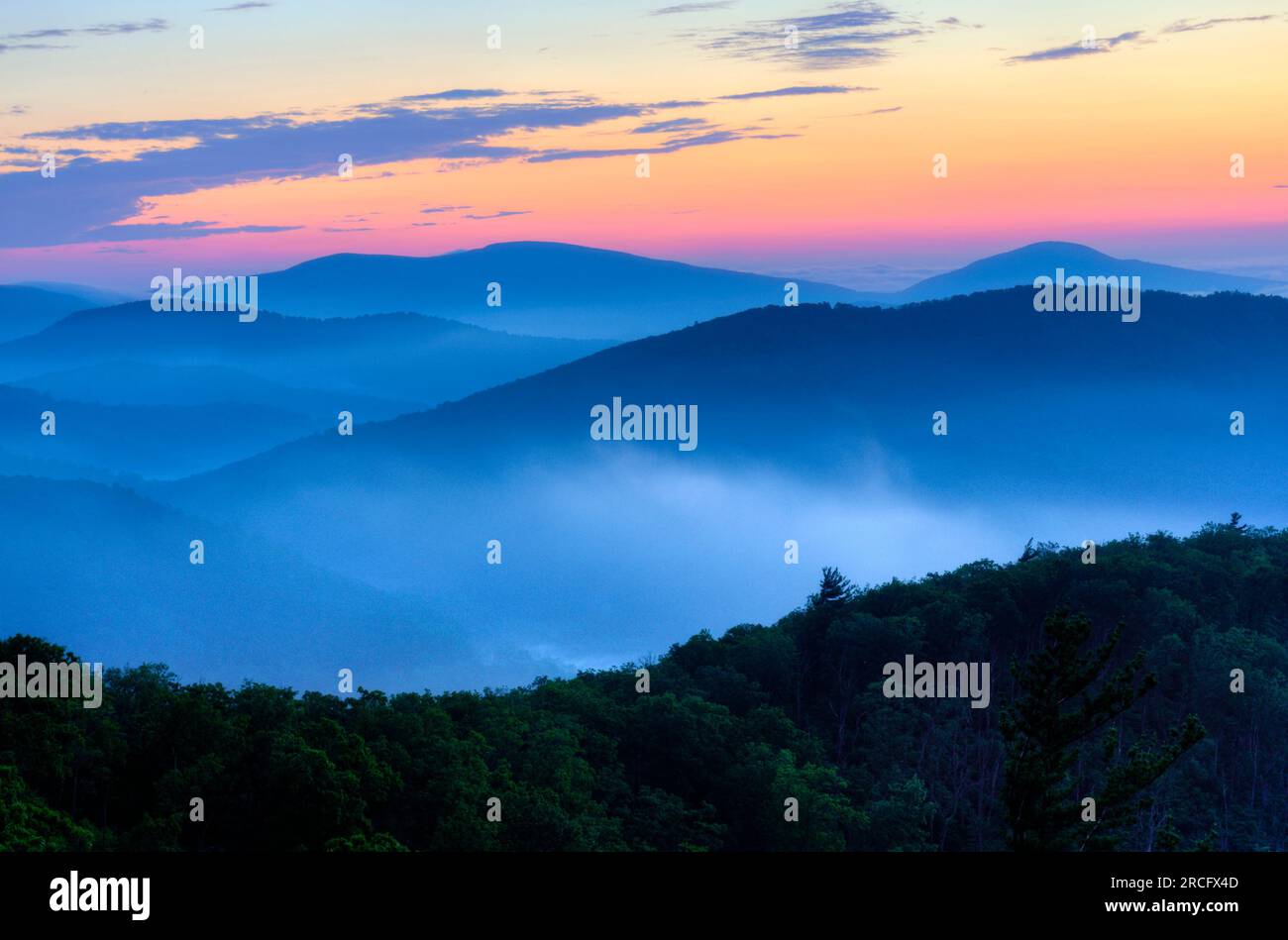 Alba sulle Blue Ridge Mountains, Shenandoah National Park, Virginia, USA Foto Stock