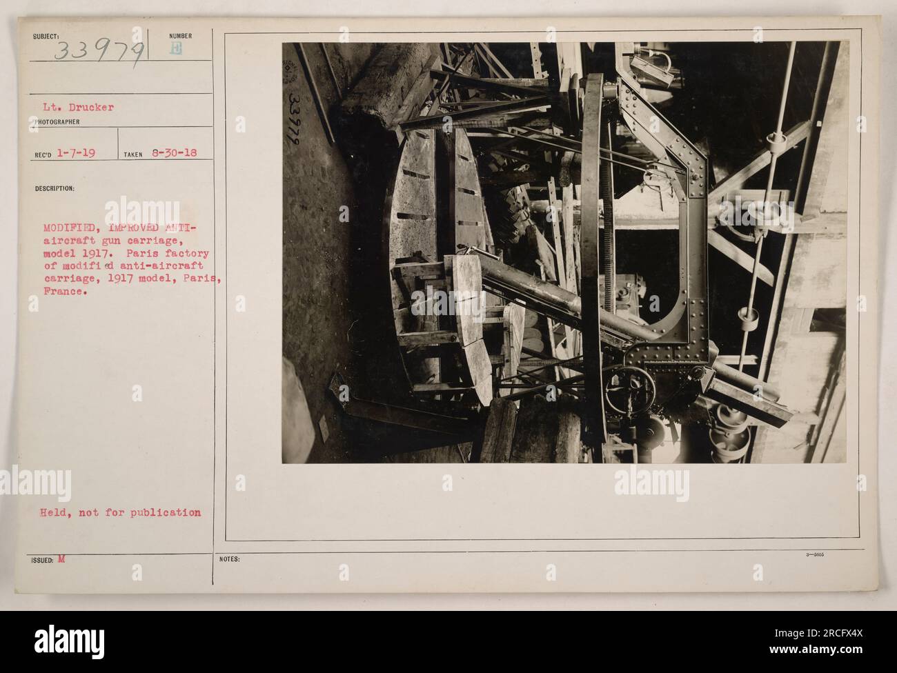 Questa immagine mostra una carrozza antiaerea modificata, modello 1917, in uno stabilimento di Parigi in Francia. Fu presa il 30 agosto 1918 dal tenente Drucker. La fotografia è stata modificata e migliorata. Il fotografo originale consiglia di non pubblicarlo. Foto Stock