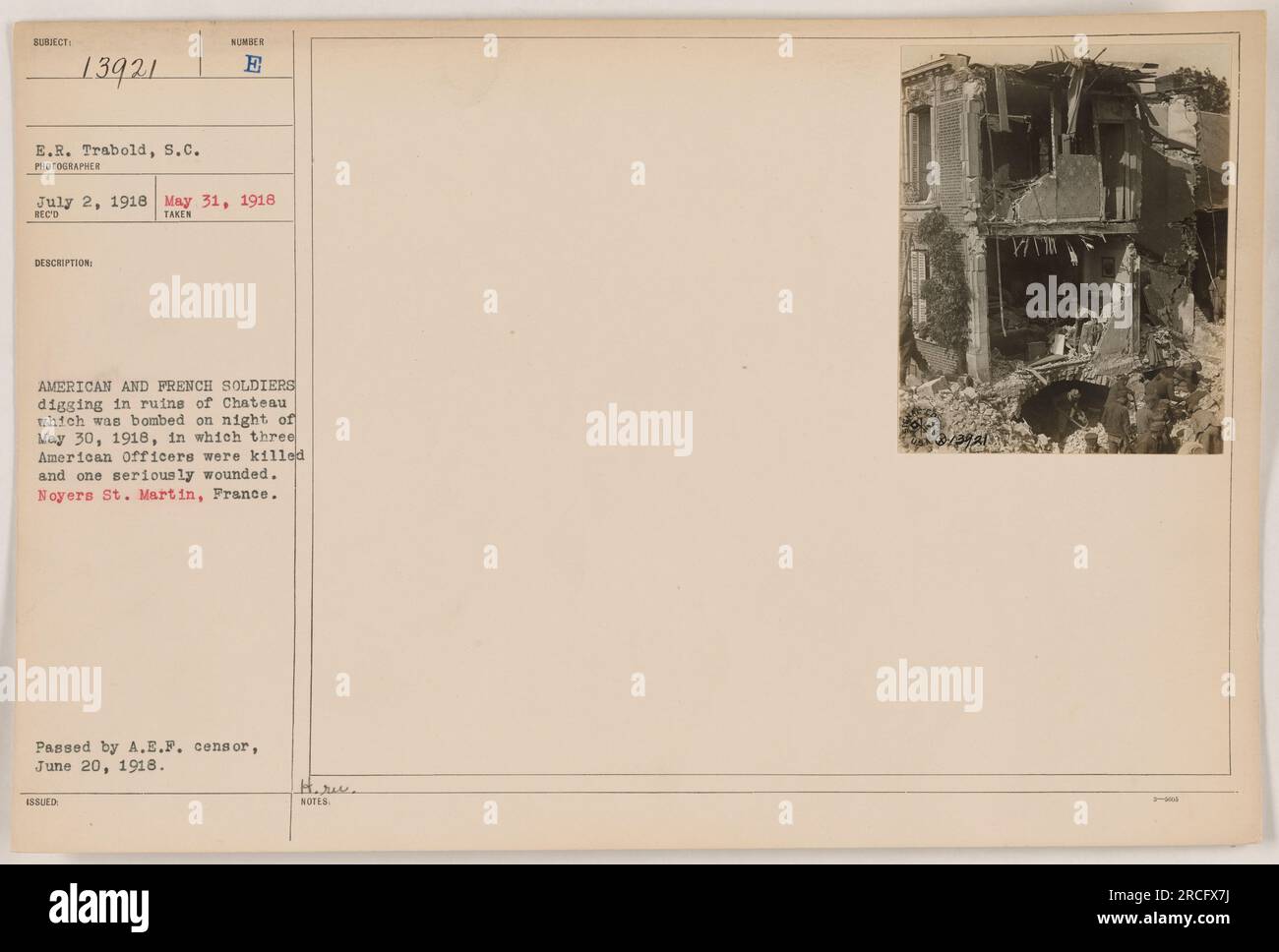 Soldati americani e francesi sono visti scavare nelle rovine di uno Chateau bombardato a Noyers St. Martin, Francia. Il castello fu bombardato la notte del 30 maggio 1918, causando la morte di tre ufficiali americani e il grave infortunio di uno. Questa foto è stata scattata il 31 maggio 1918. Foto Stock