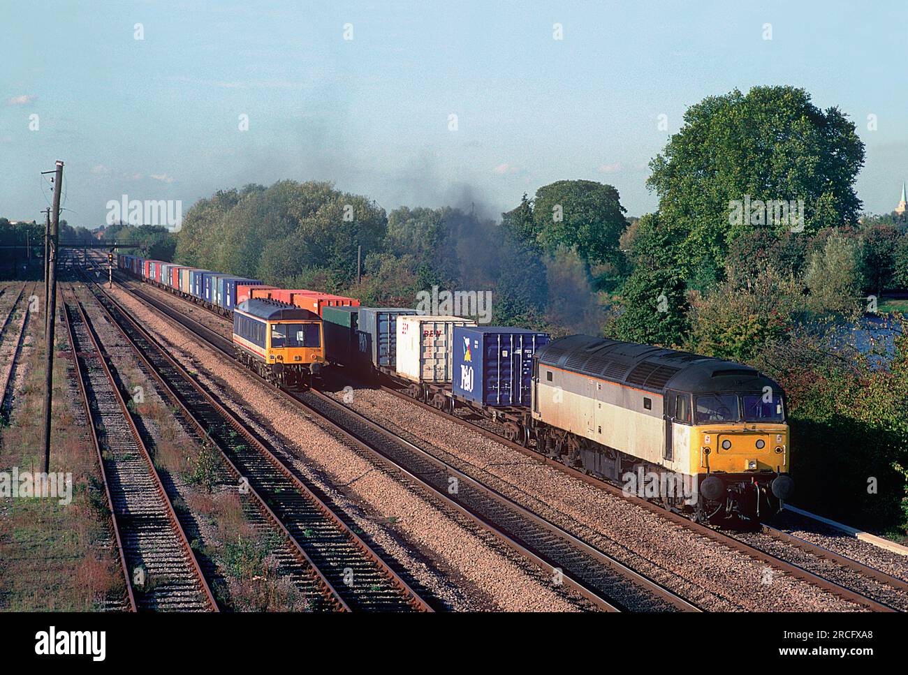 Una classe 47 locomotive diesel 47187 numero di capi a sud con freightliner mentre una classe 121 "bolla" auto diesel multiple unit numero L128 capi nord. Hinksey cantiere, Oxford. Il 21 ottobre 1995. Foto Stock