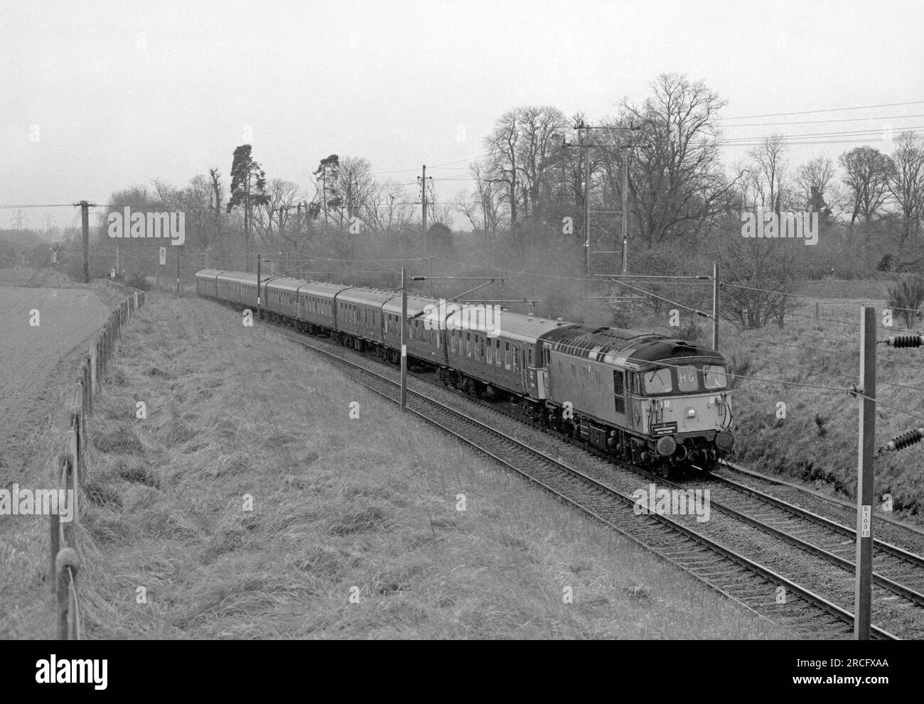 Una locomotiva diesel di classe 33 numero 33101 in un tour per appassionati passando per Bentley Bank Great Eastern Mainline il 9 gennaio 1993. Foto Stock Una locomotiva diesel di classe 33 numero 33101 in un tour per appassionati passando per Bentley Bank Great Eastern Mainline il 9 gennaio 1993. Foto Stock