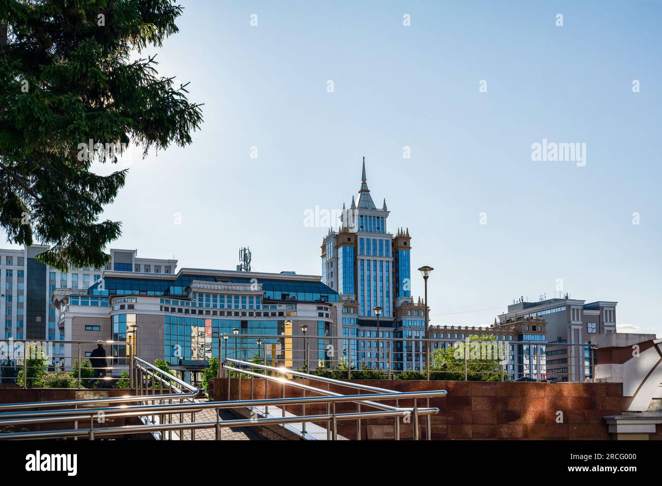 SARANSK, RUSSIA - 4 giugno 2023: L'edificio principale dell'Università Statale Mordoviana. L'edificio a 17 piani con un'altezza di 90 metri e' stato aperto sulla S Foto Stock