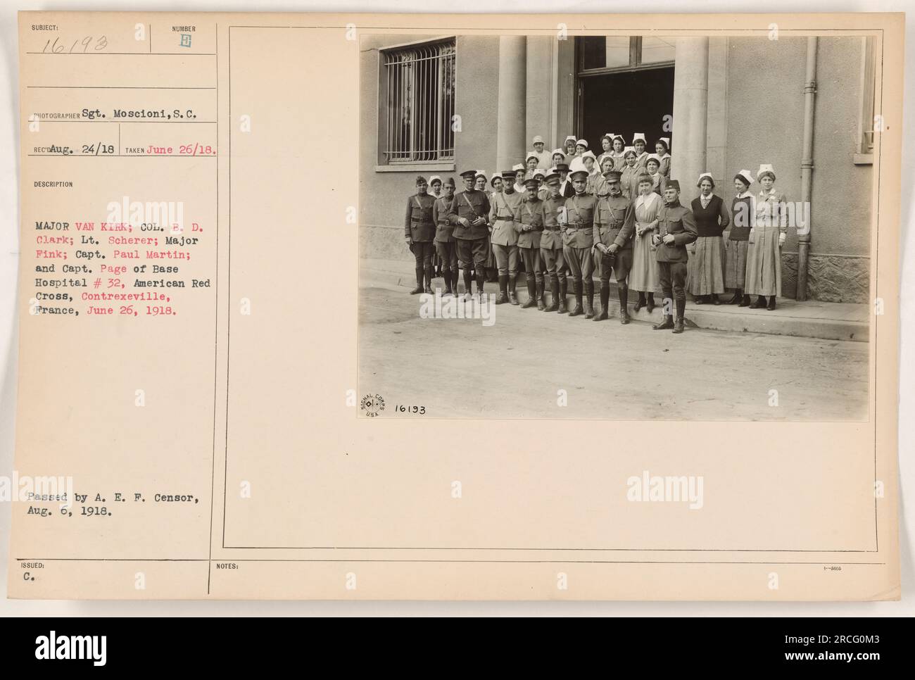 Foto di gruppo del personale medico del base Hospital n. 32 della Croce Rossa americana a Contrexeville, Francia, il 26 giugno 1918. Nella foto c'è il maggiore Van Kirk, col. B.D. Clark, tenente Scherer, maggiore Pink, capitano Paul Martin e capitano Page. Foto scattata da Sgt. Moscioni e approvata da A.E.P. Censor il 6 agosto 1918. ID immagine: 111-SC-16193. Foto Stock