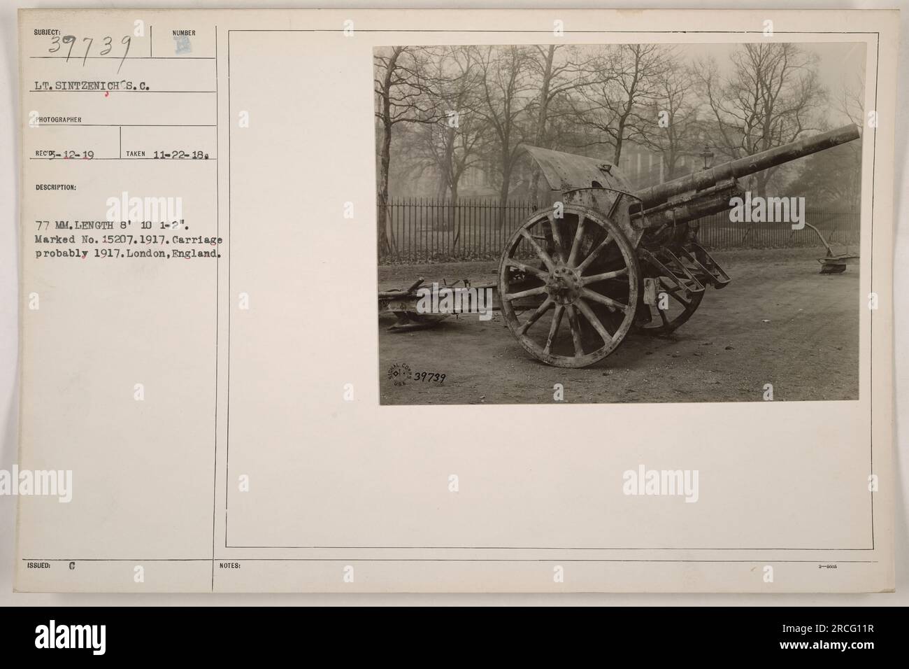 Il tenente Sintzenich, un fotografo americano, ha catturato questa immagine durante la prima guerra mondiale. La fotografia raffigura un cannone di artiglieria da 77 mm con una lunghezza di 8 10 1-2 pollici. Il cannone è contrassegnato con il numero 15207 ed è stato probabilmente prodotto nel 1917. La posizione è Londra, Inghilterra. Foto Stock