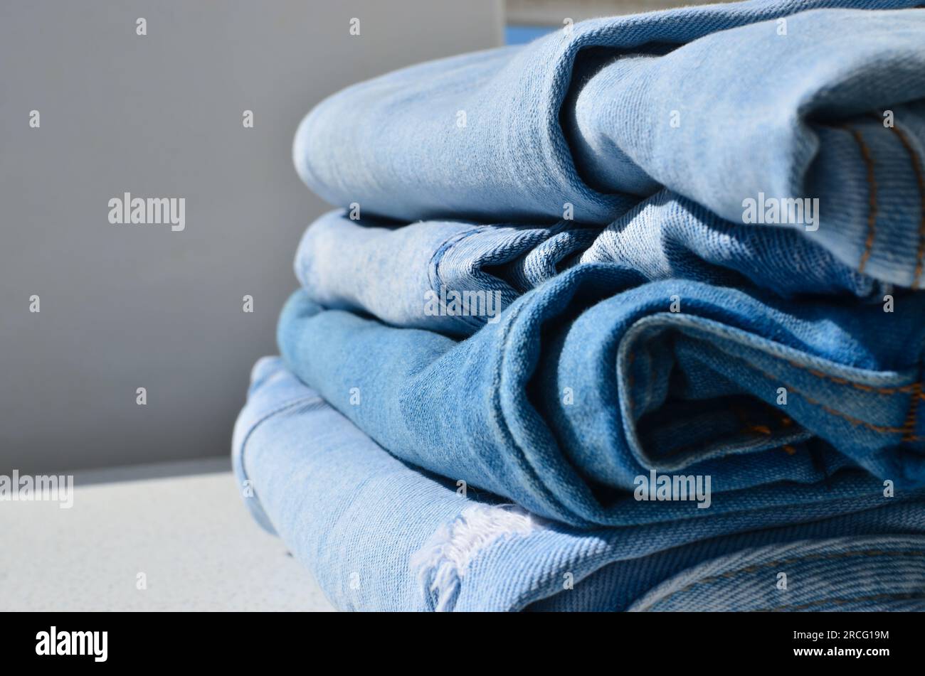 Tessuto jeans dalle linee sottili. Dettagli perfetti per illustrare i concetti relativi alla moda e allo stile. Foto Stock