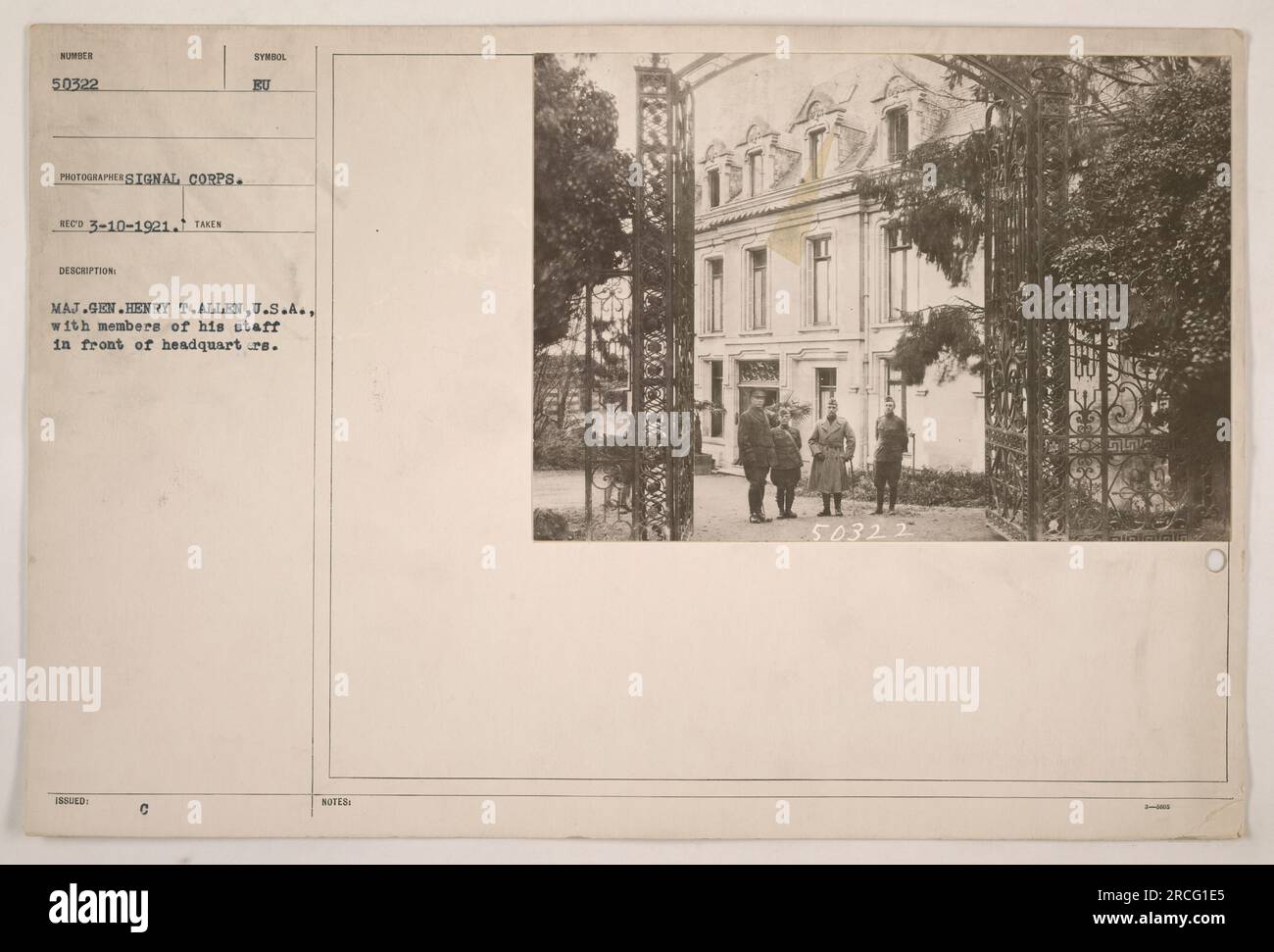 Il maggior generale Henry T. Allen, U.S.A. e il suo staff si pongono davanti al loro quartier generale. Questa foto è stata scattata il 10 marzo 1921 dal Signal Corps. Esso raffigura il gruppo in un ambiente formale, con il maggiore generale Allen e i suoi membri dello staff che indossano le loro uniformi militari». Foto Stock