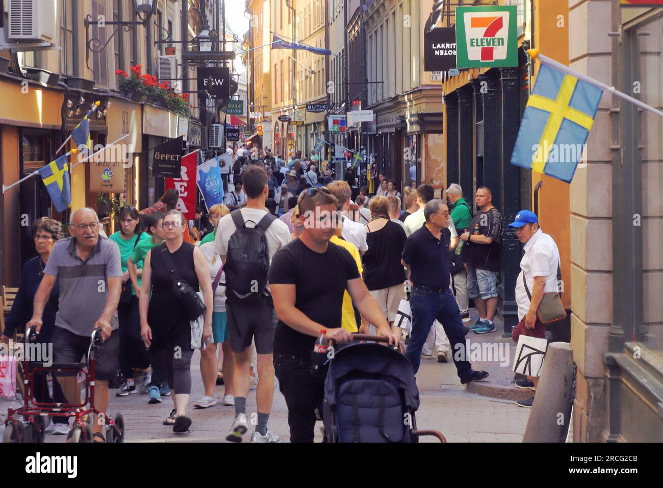 Stoccolma, Svezia - 14 luglio 2023: L'affollata via Vasterlanggatan nel quartiere della città vecchia. Foto Stock