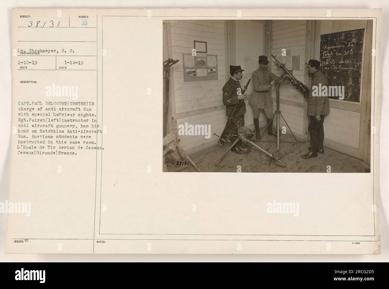 Personale militare americano istruito sulla artiglieria antiaerea presso l'Ecole de TIR Aérien de Casaux in Francia. Nell'immagine, il capitano Paul Delcourt è visto al centro, responsabile della pistola con speciali punti di vista LePrieur. Il sergente Poiret a sinistra è l'istruttore, con la mano sulla pistola antiaerea Hotchkiss. Foto Stock