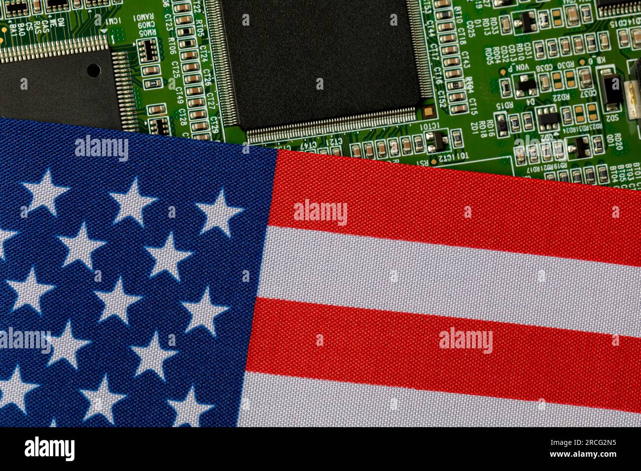 Bandiera degli Stati Uniti d'America con circuito stampato integrato. Carenza di semiconduttori, controlli sulle esportazioni, sanzioni e concetto di produzione Foto Stock