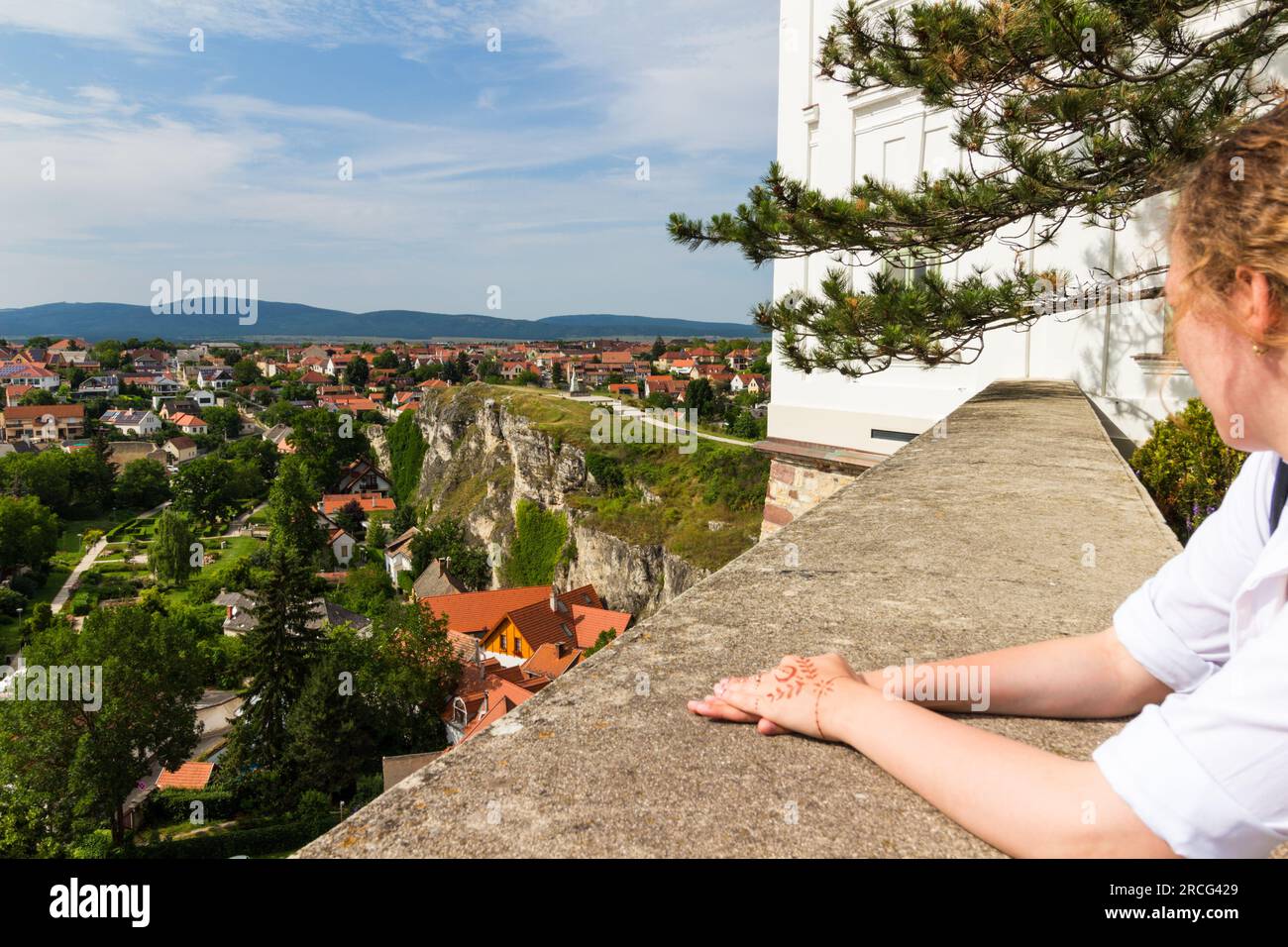 Turista che guarda il paesaggio urbano con Benedek-hegy (Collina Benedict), il quartiere del castello, Veszprem, Ungheria Foto Stock