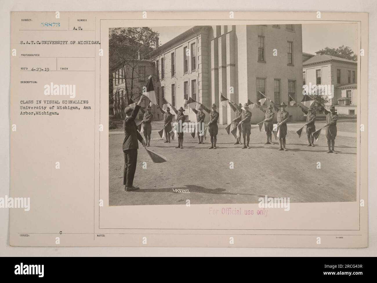 Soldati dell'Università del Michigan che partecipano a una classe di segnali visivi durante la prima guerra mondiale La classe fa parte del programma di addestramento dei Signal Corps. I soldati stanno imparando a comunicare usando segnali visivi, un'abilità vitale sul campo di battaglia. Foto Stock