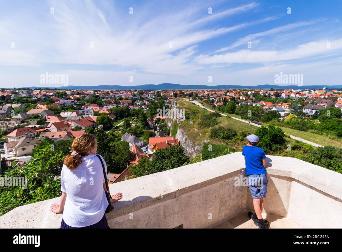 I turisti che guardano il paesaggio urbano con Benedek-hegy (Collina Benedict), il quartiere del castello, Veszprem, Ungheria Foto Stock