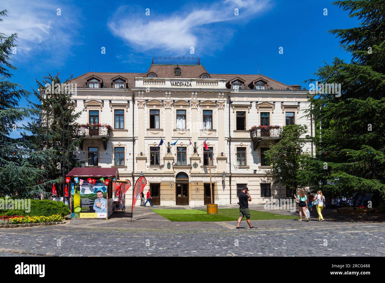Varoshaza (Municipio) costruito nel 1857 in stile romantico, quartiere del castello, Veszprem, Ungheria Foto Stock