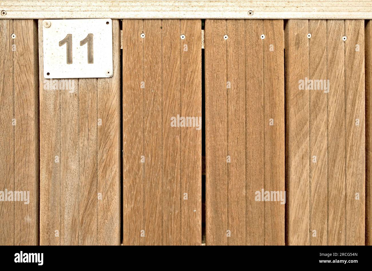 11, numero undici, piastra metallica su ponte in legno di teak. Foto Stock