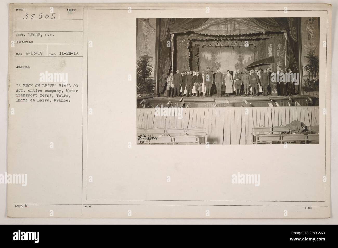 Il Sergente legge, un fotografo, scattò questa foto il 28 novembre 1918, raffigurando una compagnia del Motor Transport Corps durante il loro ultimo servizio attivo a Tours, Indre et Loire, in Francia. L'immagine mostra un soldato in congedo, etichettato "A Buck on Leave". Alla foto fu assegnato il numero 38505 e ricevuto il 13 febbraio 1919. Foto Stock