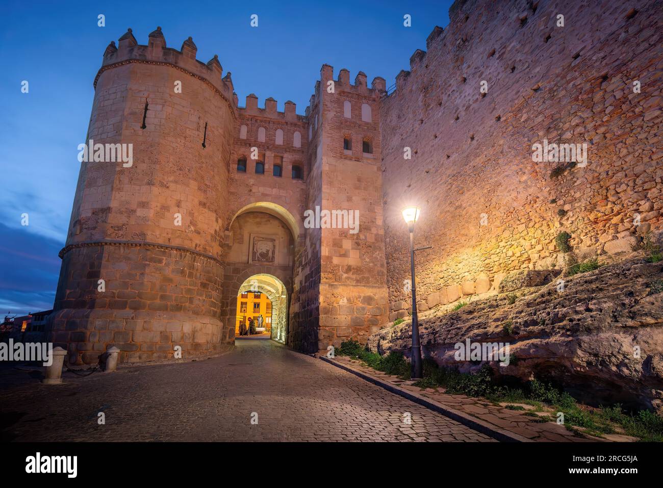 Porta di Puerta de San Andres di notte - Segovia, Spagna Foto Stock