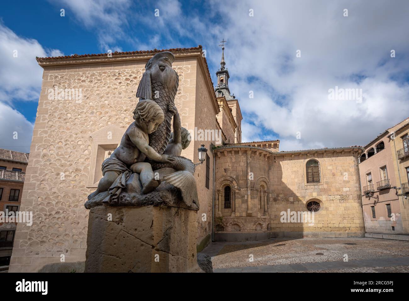 Fontana dei Leoni (Fuente de Los Leones) e Chiesa di San Martin in Piazza Plazuela de San Martin - Segovia, Spagna Foto Stock