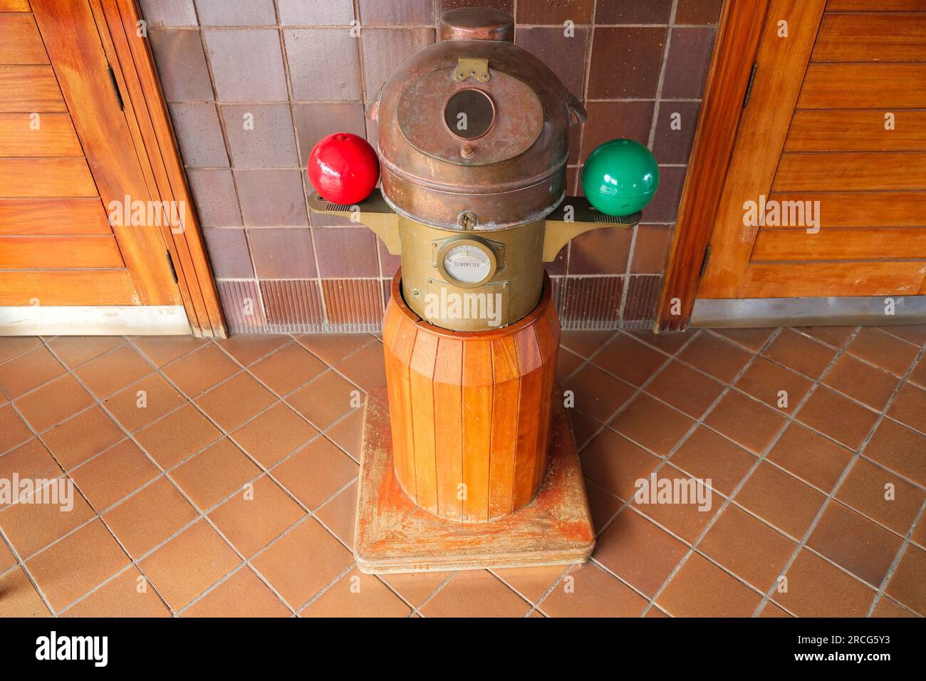Un binnacle, un elemento nautico, un dettaglio d'epoca per le navi. Foto Stock
