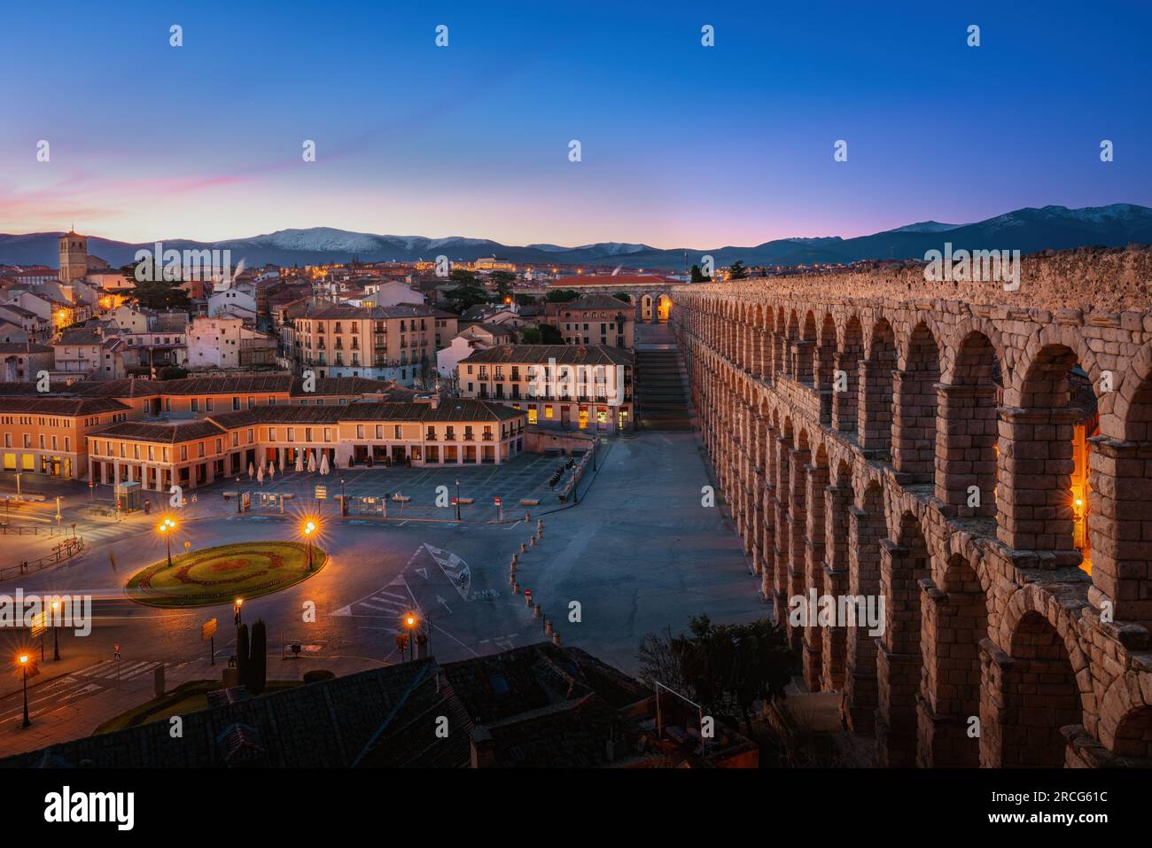 Acquedotto di Segovia e Plaza Oriental Square al tramonto - Segovia, Spagna Foto Stock