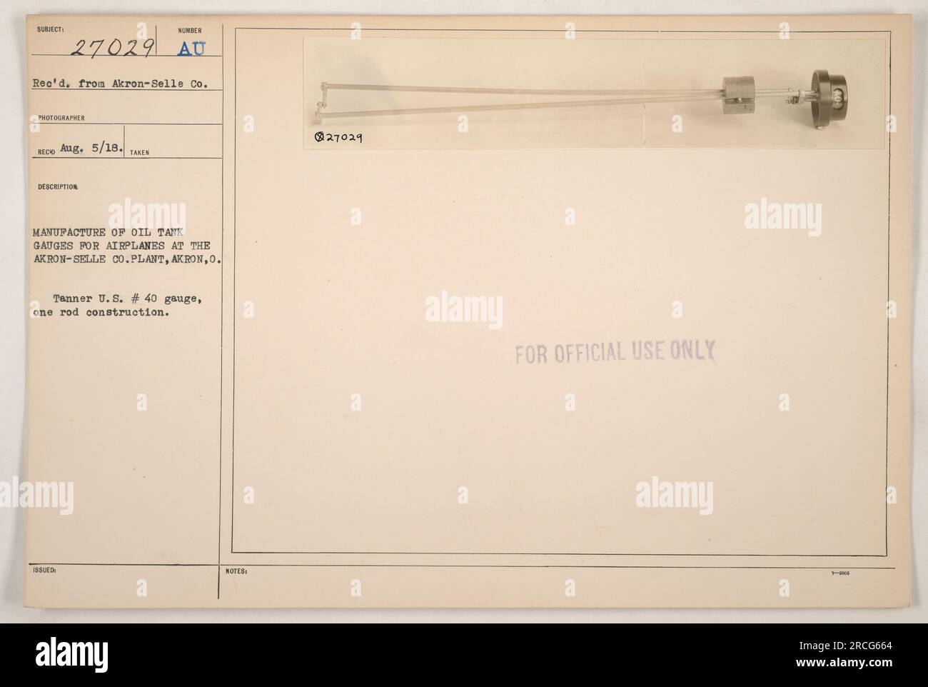I lavoratori dello stabilimento di Akron-Selle Co. Ad Akron, OHIO, fabbricano indicatori per serbatoi di petrolio per aerei durante la prima guerra mondiale. La fotografia, numerata 111-SC-27029, è stata scattata dal fotografo Recio il 5 agosto 1918. L'indicatore mostrato è un Tanner U.S. calibro #40 con struttura a un'asta. Foto Stock