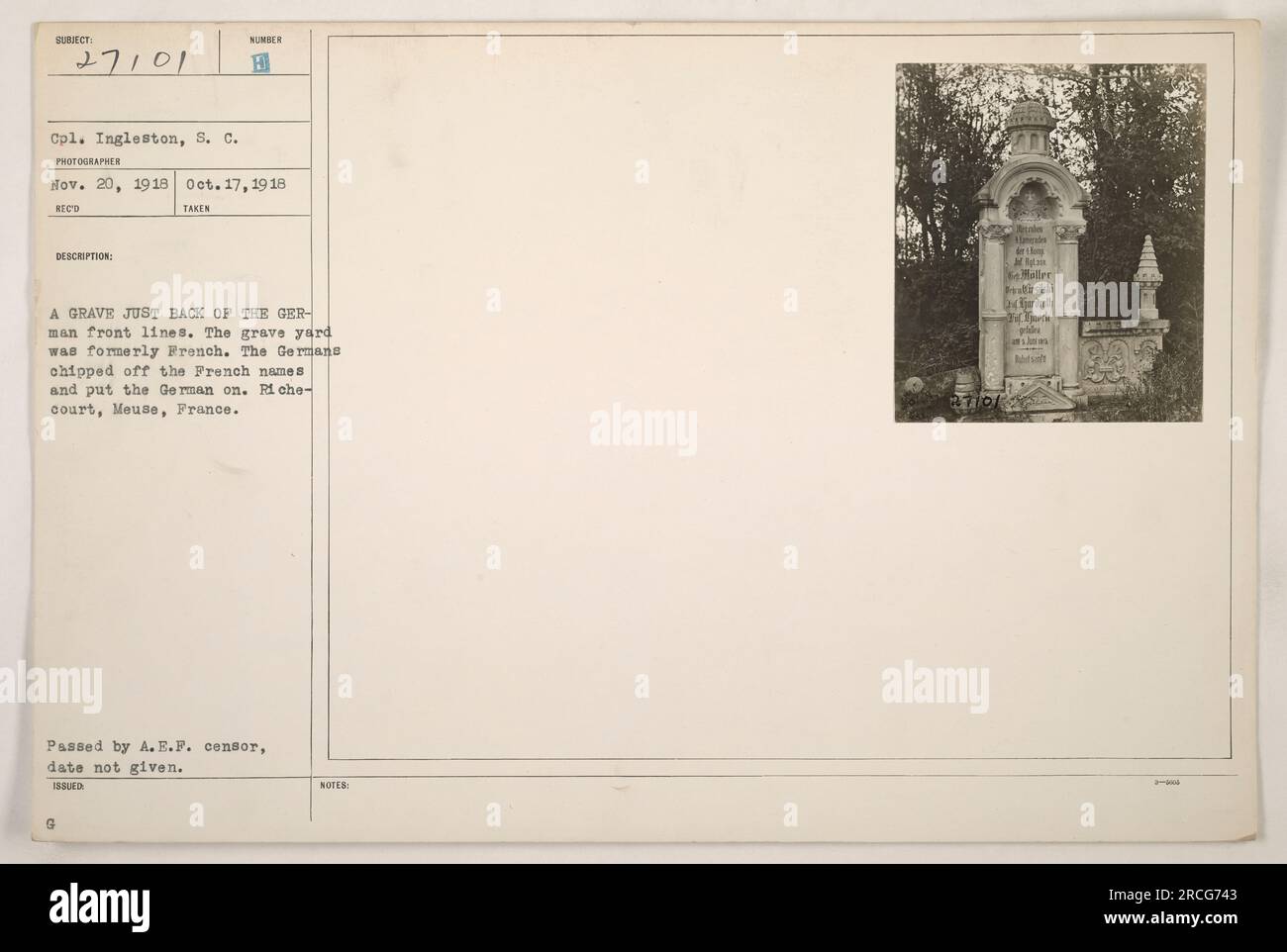 Cimitero appena dietro le linee tedesche, precedentemente un cimitero francese. I tedeschi sostituirono i nomi francesi con quelli tedeschi. Si trova a Richecourt, Meuse, Francia. Foto scattata dal cpl. Ingleston il 17 ottobre 1918. Questa foto è stata passata da A.E.P. censor, anche se la data non è indicata. Foto Stock