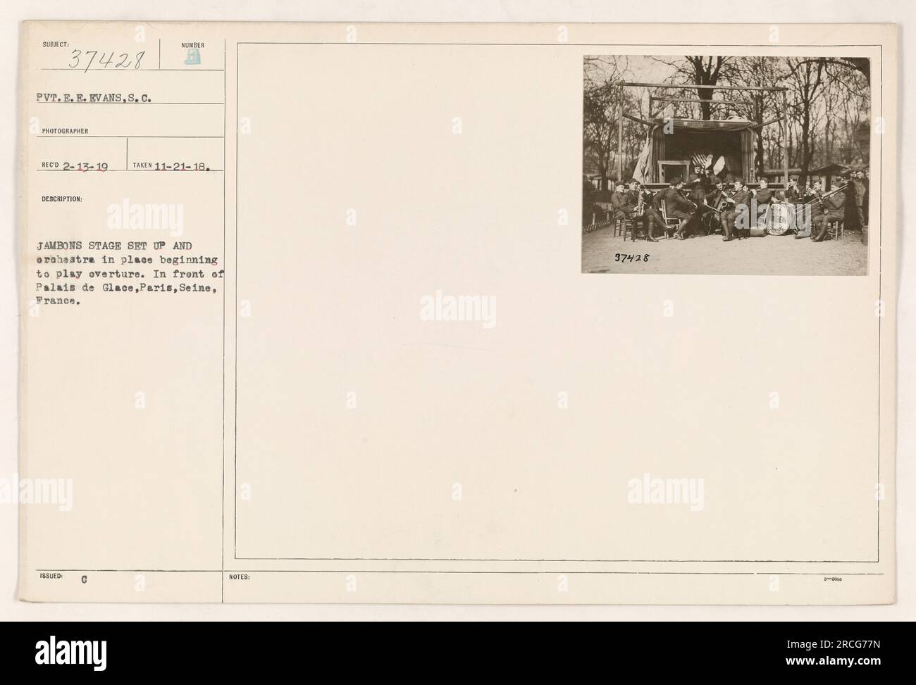 Il soldato E. E. Evans, un fotografo militare, ha scattato questa foto il 21 novembre 1918. L'immagine mostra un palcoscenico allestito presso il teatro "Jambons" di fronte al Palais de Glace, situato a Parigi, in Francia. L'ouverture sta per iniziare. Alla foto è stato assegnato il numero di identificazione 37428. Foto Stock