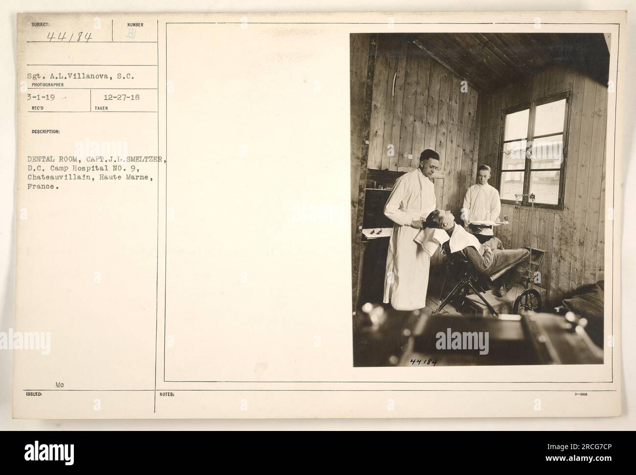 Sergente A.L. Villanova del corpo dei segnali viene fotografato nella sala dentale con il capitano J.L. Smeltzer, D.C. al Camp Hospital No. 9 a Chateauvillain, Haute Marne, Francia. La foto è stata scattata il 27 dicembre 1918 e il numero record per la foto è 44184. Foto Stock