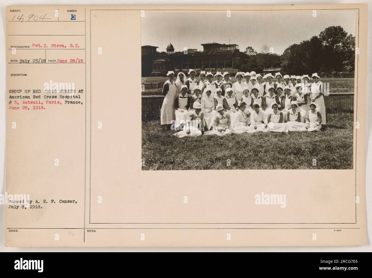 Un gruppo di infermieri della Croce Rossa all'American Red Cross Hospital #5 di Auteuil, Parigi, Francia. La foto è stata scattata il 28 giugno 1918 da Pvt. C. Stern. È stato approvato dalla censura di A. E. F. l'8 luglio 1918. Foto Stock