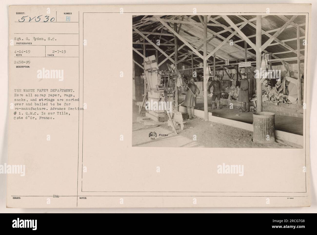 Immagine del reparto carta di scarto nell'Advance sezione 1, Q.M.C. Is-sur-Tille, Cote d'Or, Francia durante la prima guerra mondiale. Il reparto smista e rimuove carta da rottami, stracci, sacchi e corde per la rifabbricazione. Fotografo: Sgt. G. den, S.C. Data: 4/14/1919. Numero di riferimento: 2458-F9. Questa immagine è stata pubblicata il 7/2/1919. Note DMC: 402580. Foto Stock