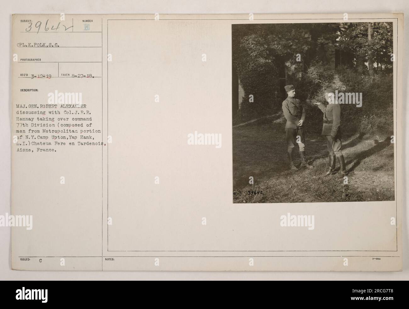 Il maggiore generale Robert Alexander discuteva la consegna del comando per la 77th Division con il colonnello J.R.R. Hannay. La 77th Division era composta da soldati dell'area metropolitana di New York, con base a Camp Upton e Yaphank, Long Island. La foto è stata scattata a Chateau Fere en Tardenois, Aisne, in Francia, il 27 agosto 1918. Foto Stock