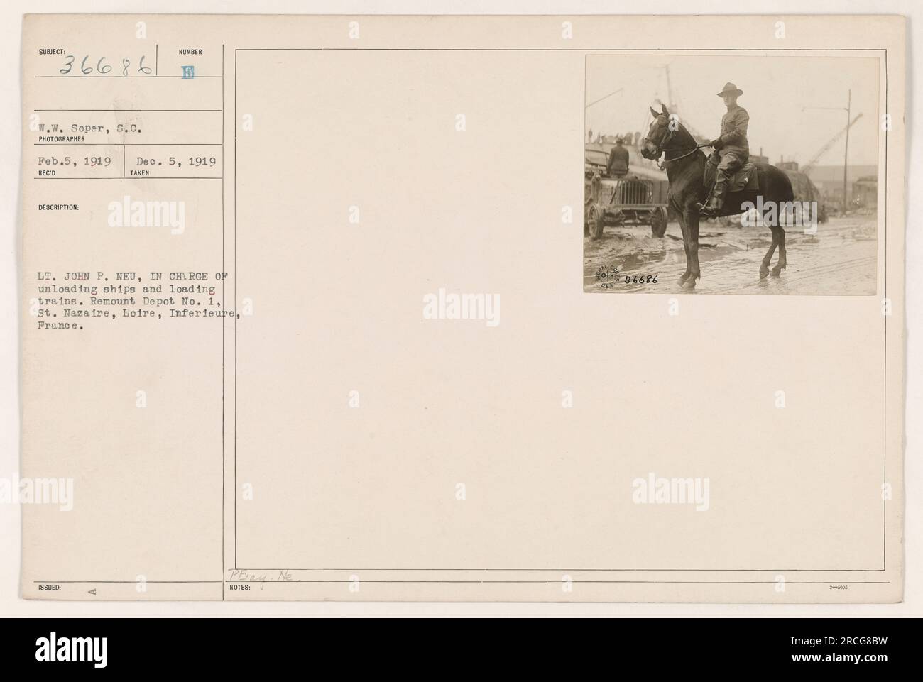 Tenente John P. Neu a capo dello scarico delle navi e del carico dei treni al Remount Depot No. 1 a St. Nazaire, Francia. Questa immagine è stata scattata tra il 5 febbraio 1919 e il 5 dicembre 1919 da W.W. Soper. Foto Stock