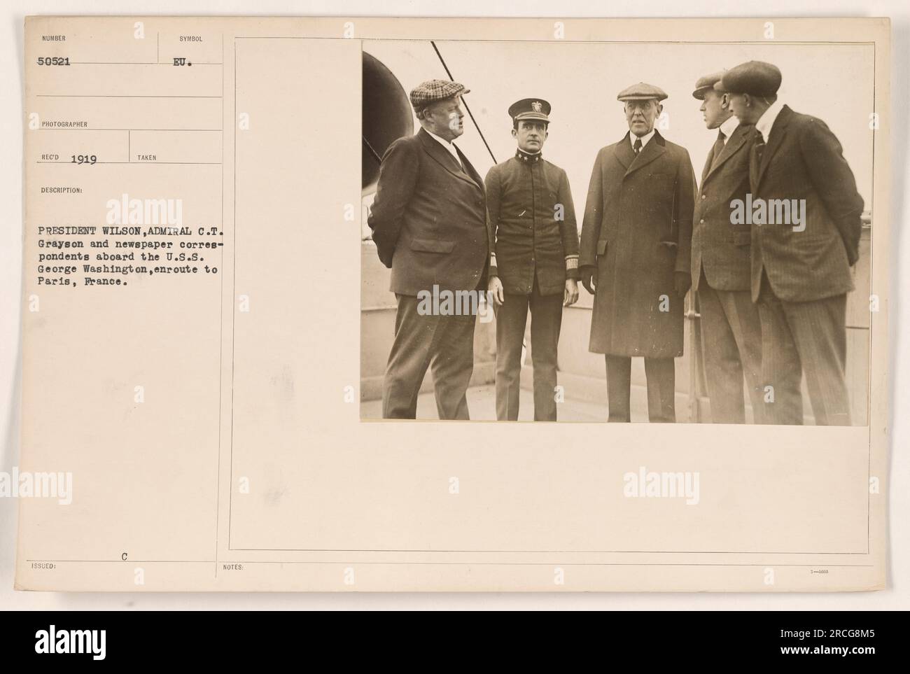 Presidente Wilson, ammiraglio C.T. Grayson e i corrispondenti dei giornali a bordo della U.S.S. George Washington, in viaggio a Parigi, in Francia. Probabilmente stanno discutendo questioni importanti riguardanti la guerra. Foto Stock