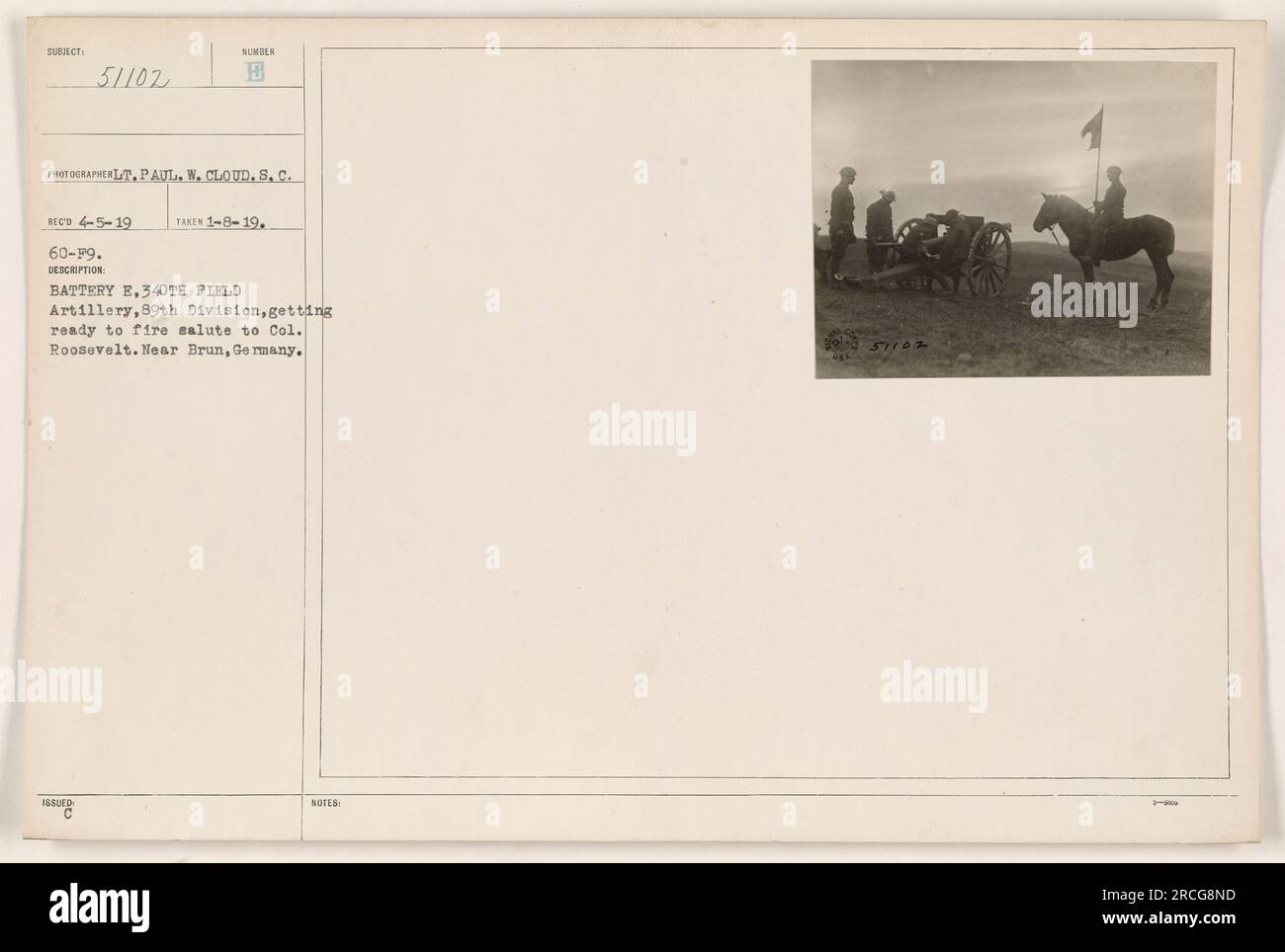 La batteria e del 340th Field Artillery battaglione, appartenente alla 89th Division, si prepara a dare un saluto al colonnello Roosevelt vicino a Brun, in Germania. Questa foto è stata scattata dal fotografo tenente Paul W. Cloud l'8 gennaio 1919. La didascalia include anche il numero di riferimento 51102. Foto Stock