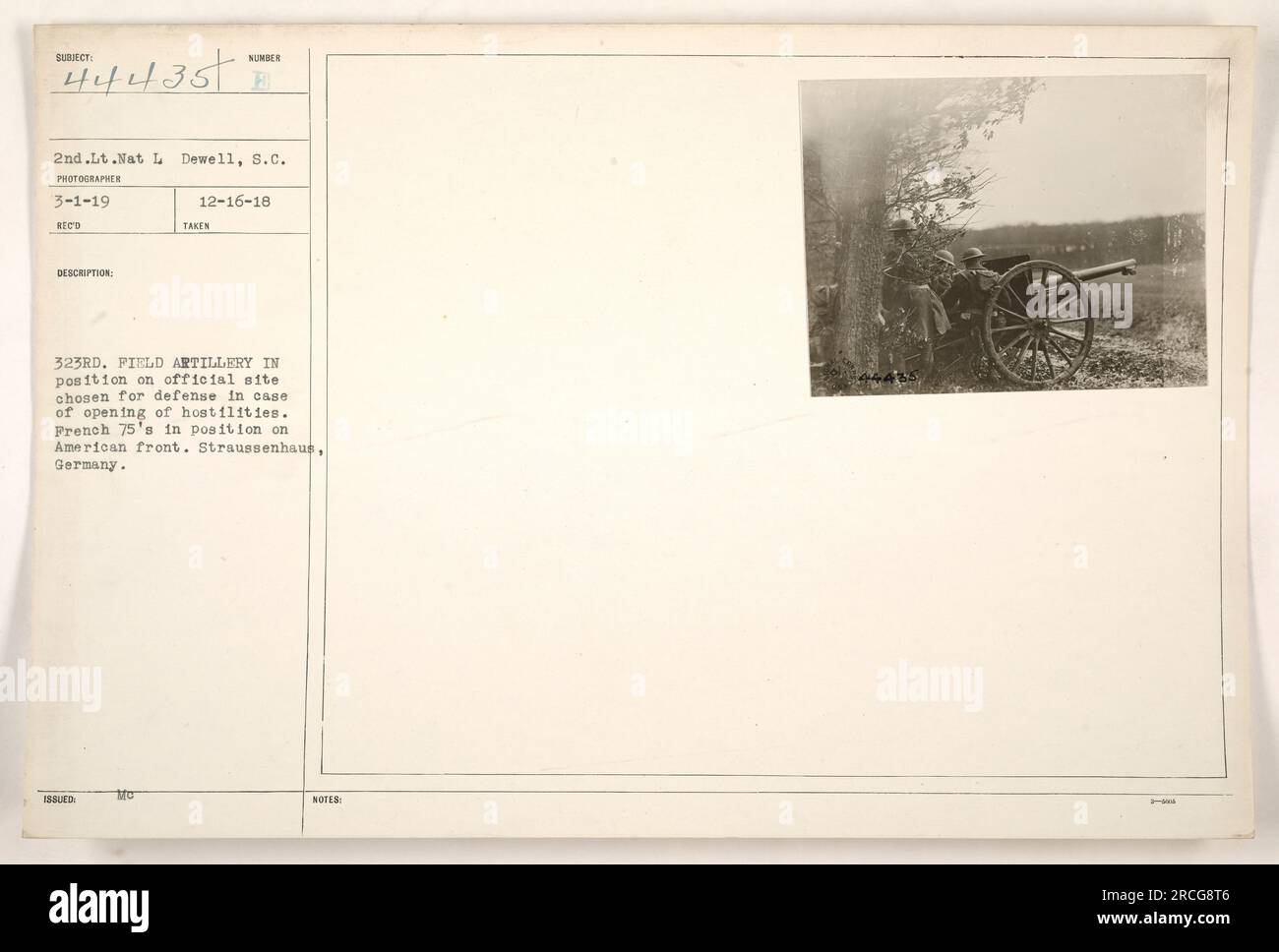 Il 2° tenente Nat L Dewell ha scattato questa foto il 1° marzo 1919. L'immagine mostra la 323a Artiglieria da campo in posizione sul sito ufficiale scelto per la difesa in caso di ostilità. Gli anni '75 francesi si possono vedere sul fronte americano. La foto è stata scattata a Straussenhaus, in Germania. Foto Stock