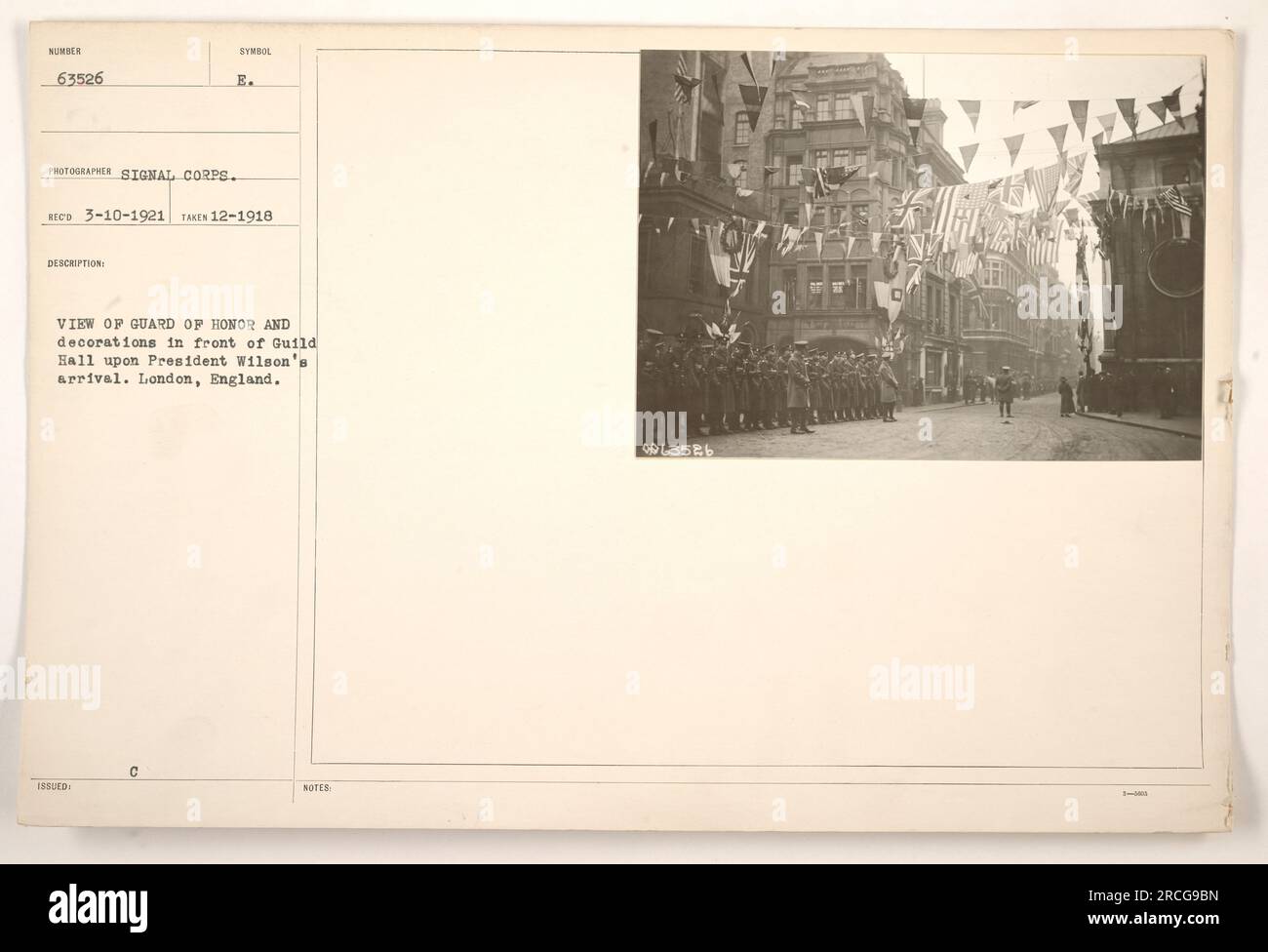 Il presidente Wilson arriva alla Guild Hall a Londra, in Inghilterra, accolto da una Guardia d'Onore e decorazioni. Questa fotografia è stata scattata nel dicembre 1918 e faceva parte della collezione di attività militari americane durante la prima guerra mondiale. Fotografo Symbol: Signal Corps. Foto Stock