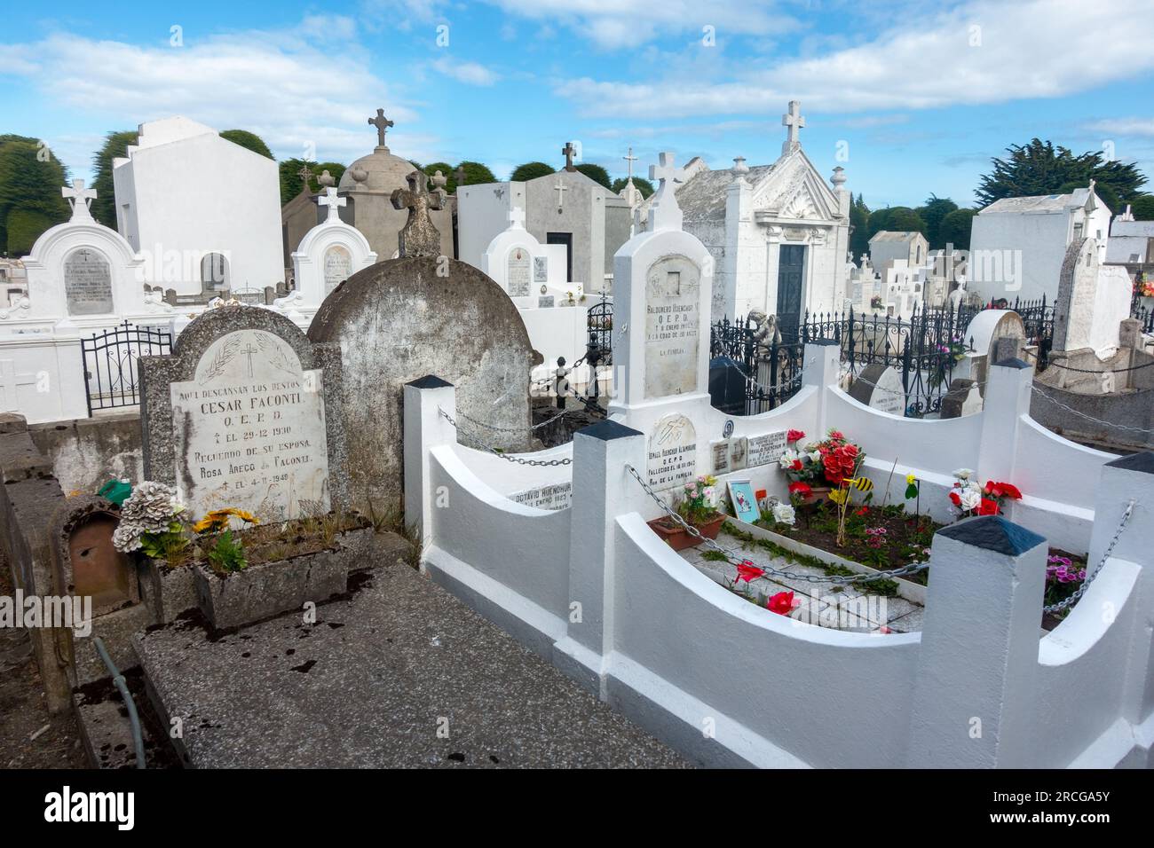 Il famoso Cimitero pubblico Sara Braun di Punta Arenas, Cile o Cementerio Municipal con pareti bianche e tombstone Foto Stock