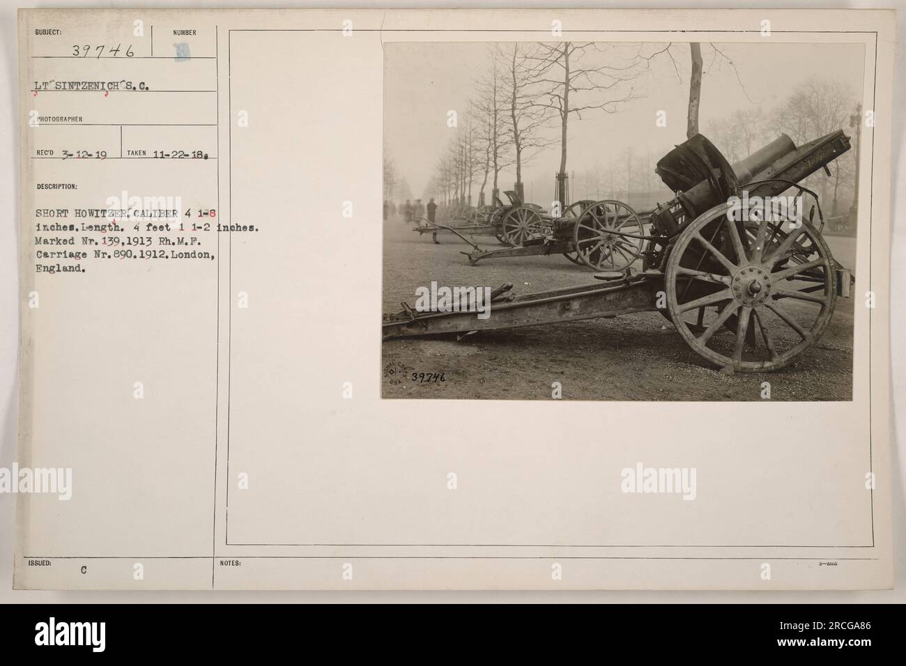 Immagine che mostra un obice corto con un calibro di 1-8 pollici, di 4 piedi 1 1-2 pollici di lunghezza. È contrassegnato dal numero 139,1913 RH.M.P. Carrello n. 890.1912. L'obice viene da Londra, Inghilterra. Presa il 22 novembre 1918 dal tenente Sintzenich. Foto Stock