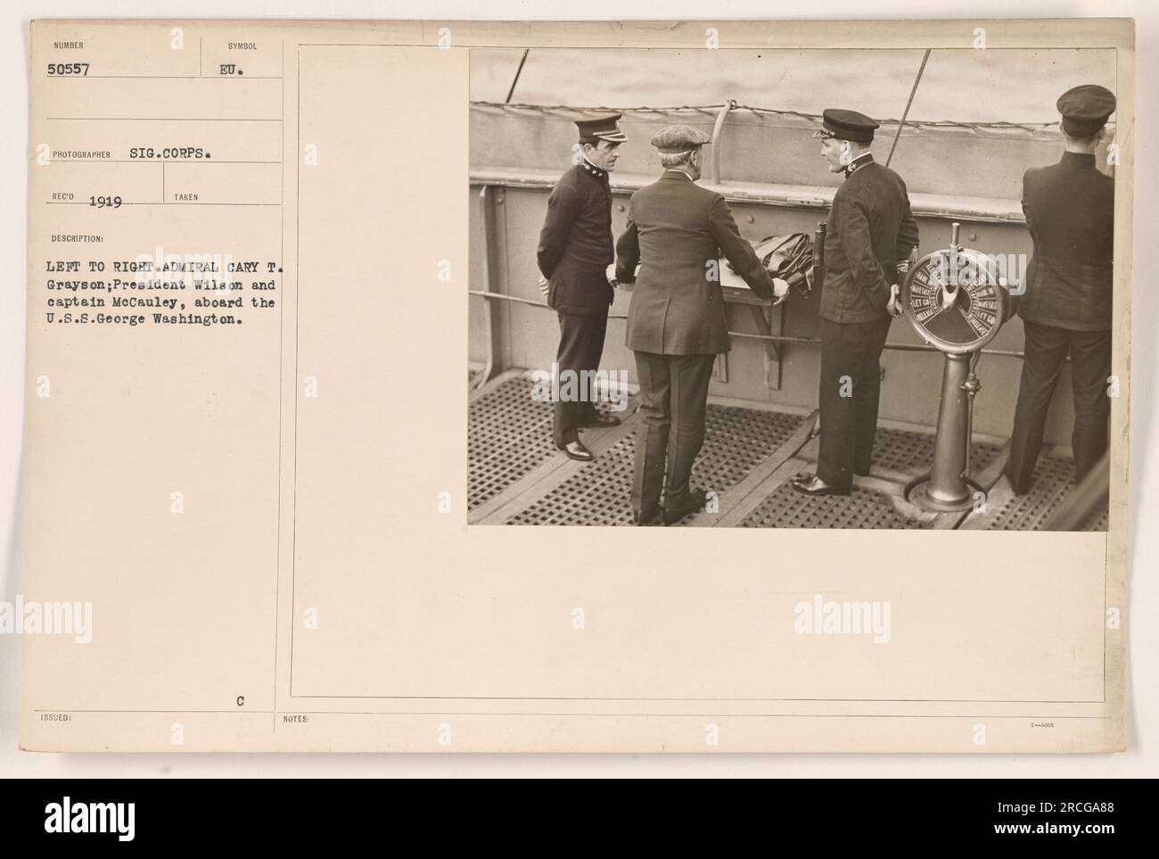 L'ammiraglio Cary T. Grayson, il presidente Wilson e il capitano McCauley possono essere visti in questa foto a bordo della U.S.S. George Washington. L'immagine è stata scattata nel 1919 da un fotografo del Signals Corps. È contrassegnato con il simbolo 50557 e una descrizione con la dicitura "SIMBOLO utilizzato 18BUED EU". Sembra che non siano state fornite note o informazioni audio aggiuntive. Foto Stock